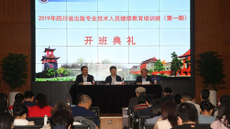 然而，在选择成人教育本科时，求职者需要注意以下几点：