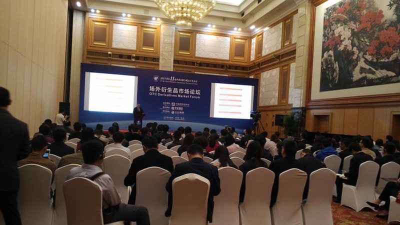 在选择初级中级会计联报培训课程时，需要注意以下几点：